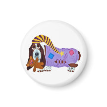 Basset Hound em PJs com ursinho de pelúcia