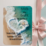 Ímã Beach Wedding Monogram Hearts in the Sand Magnet<br><div class="desc">Beach Wedding Monogram Hearts in the Sand Magnet Focus on the bride and groom names and initials in the beach sand, drawn inside a heart! Elegant Sand Hearts Beach Destination Wedding Matching set features Beautiful scenic landscape image of clear aqua turquoise ocean water, with white waves crashing on the sand...</div>