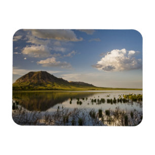 Ímã Bear Butte se reflete no lago Bear Butte perto