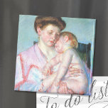 Imã Bebê Sonolento | Mary Cassatt<br><div class="desc">Sleepy Baby (1910) pela artista impressionista americana Mary Cassatt. Arte original é um retrato pastel de uma mãe segurando seu bebê dormindo. Use as ferramentas de design para adicionar texto personalizado ou personalizar a imagem.</div>