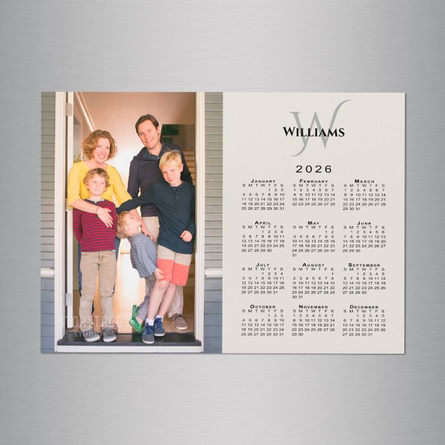 Ímã bege personalizada do calendário 2026 (2026 Calendar Custom Photo Monogram Beige Magnet in situ)