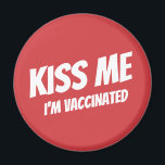 Imã Beije-me Estou Vacinado Moderno Bonito Engraçado C<br><div class="desc">"Beije-me Estou Vacinado" na tipografia moderna,  fofa e simples sans serif</div>
