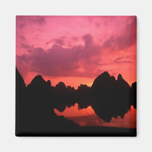 Imã Bela cor ao pôr do sol das montanhas de calcário