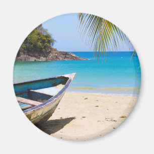 Imã Bela praia tropical com um barco