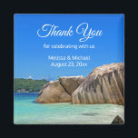 Imã Belo Favor de Casamento Costeiro Tropical Sea Rock<br><div class="desc">Um obrigado de casamento que você imprime com uma fotografia de uma praia azul-turquesa de oceano com rochas grandes espalhadas ao longo da costa. Local tropical brilhante e ensolarado.</div>