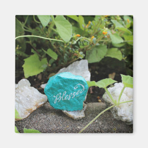 Imã Bênção Rock Oculta em um jardim