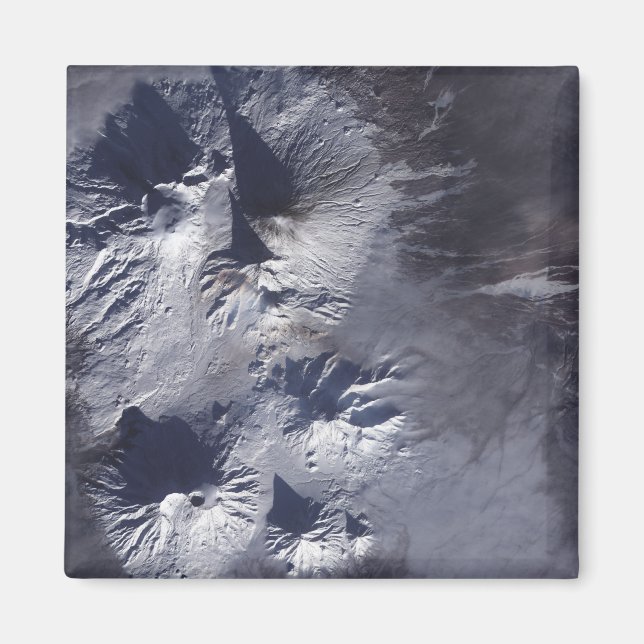 Imã Bezymianny Volcano exibe uma pluma modesta (Frente)