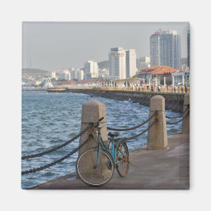 Imã Bicicleta na orla com a silhueta da cidade de Yant