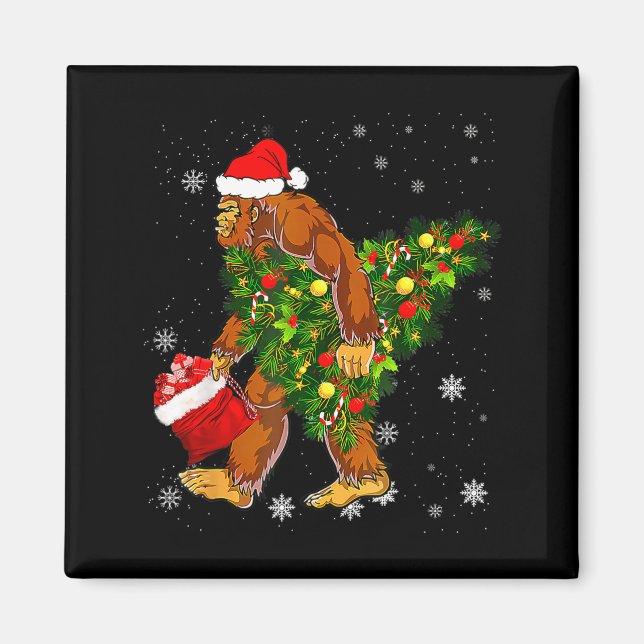 Imã Bigfoot Carrying Christmas Tree Sasquatch Believer (Frente)
