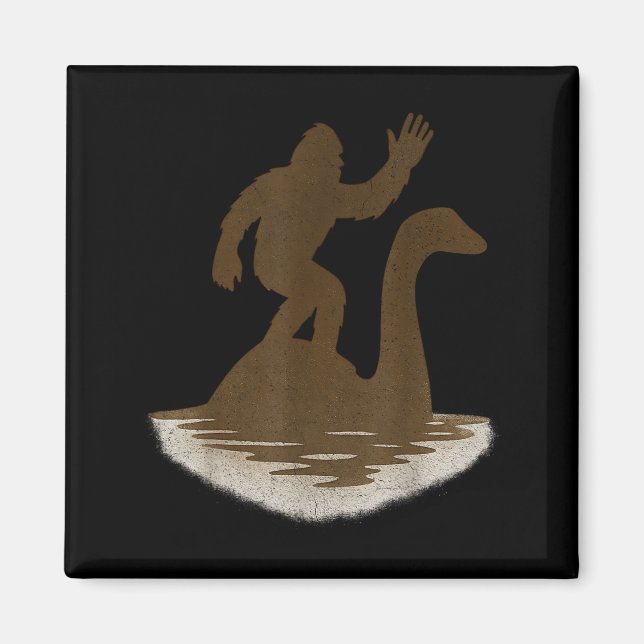 Imã Bigfoot Riding Loch Ness Monster Funny Sasquatch  (Frente)
