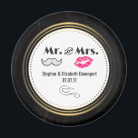 Imã bigode e Lábios Sr. & Sra. Black & Dourado Wedding<br><div class="desc">Um imã de casamento com um design de casamento de estilo moderno - lábios de kissy cor-de-rosa glamourosos e uma ilustração de bigode retrógrada masculina. Colocado sobre um fundo de quadro negro com um quadro circular de gradiente dourado no centro. O texto diz que o Sr. e a Sra. podem...</div>