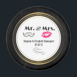 Imã bigode e Lábios Sr. & Sra. Black & Dourado Wedding<br><div class="desc">Um imã de casamento com um design de casamento de estilo moderno - lábios de kissy cor-de-rosa glamourosos e uma ilustração de bigode retrógrada masculina. Colocado sobre um fundo de quadro negro com um quadro circular de gradiente dourado no centro. O texto diz que o Sr. e a Sra. podem...</div>
