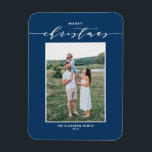 Ímã Blue Modern Mix Typografia Feliz Foto de Natal<br><div class="desc">Feliz Natal! Envie desejos de Natal para a família e amigos com este ímã de Natal moderno e personalizável. Apresenta uma escrita elegante e uma tipografia simples. Personalize este cartão fotográfico de Natal adicionando nomes e uma fotografia. Este ímã azul de Natal está disponível em outras estoques de cartão e...</div>