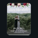 Ímã Blush Burgundy Marinho Blue Floral Elegant<br><div class="desc">Esta placa de imã salve a data apresenta florais azuis, azuis marinhos e burgundy em estilo aquarela, criando elegante, country, estilo rústico. Os tons profundos e ricos de burgundy/marsala são perfeitos para um tema de outono ou casamento no inverno e o blush adiciona delicadeza e doce à decoração. O azul...</div>
