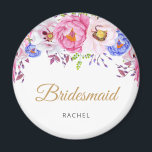 Imã Blush Floral Bridesmaid Name Magnet<br><div class="desc">Celebre a sua festa noiva com este elegante ímã de damas de honra, com florais cor-de-rosa pincelado e azul em um fundo branco nítido. A escrita dourada "Bridesmaid", combinada com um nome personalizado, faz disto uma cuidadosa manutenção para o seu dia de casamento ou presentes de chá de panela. Um...</div>