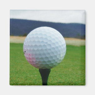 Imã bola branca de golfe num campo de golfe na montanh