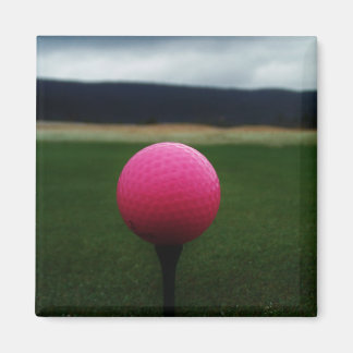 Imã Bola de Golfe Rosa em campo de golfe na montanha