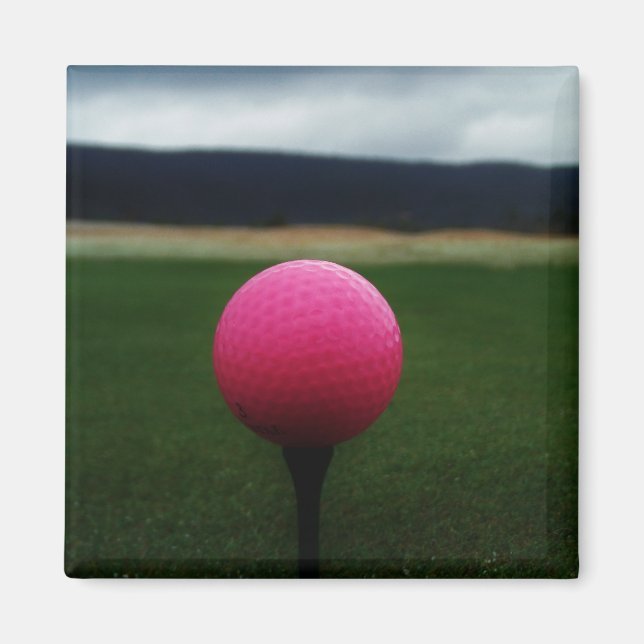 Imã Bola de Golfe Rosa em campo de golfe na montanha (Frente)
