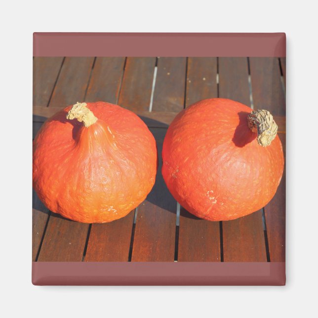 Imã Bombas numa mesa de madeira (Frente)