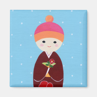 Imã Boneca Kokeshi com Camellia
