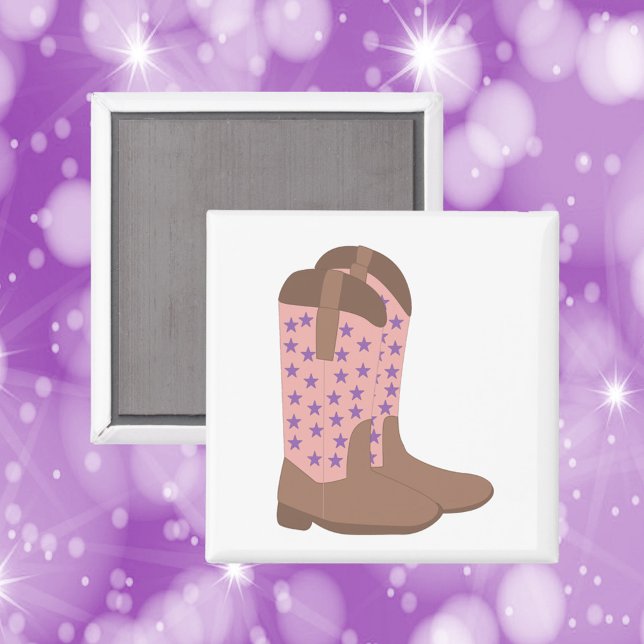 Imã Boots do Cowboy Rosa Castanho e Estrelas Roxas (A magnet with a cowboy design done in brown and pink with purple stars)