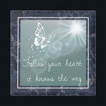 Imã Borboleta Azul Marble Siga sua citação cardíaca<br><div class="desc">Uma citação inspiradora sobre um ímã sonhador com fundo de mármore azul escuro.</div>