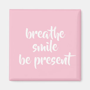 Imã Breathe Smile Be Present Pink Afirmation Cote