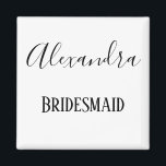 Imã Bridesmaid Black and White curativo<br><div class="desc">Ofereça a sua dama de honra com um ímã de geladeira personalizado. O nome dela será apresentado em caracteres cursivos pretos com "Bridesmaid" escrito por baixo em impressão. Tão bonita personalize a sua hoje!</div>