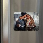 Ímã Brilho | Glitz Faux Glitter Overlay<br><div class="desc">Ímanes de fotos de feriado personalizados impressos com um modelo simples para personalização. Esta design moderna chic tem uma borda de confete falsa e texto de caligrafia na moda. O texto diz "Brilho Brilhante". Personalize-o com suas fotos e adicione seu nome de família e o ano. Use as ferramentas de...</div>