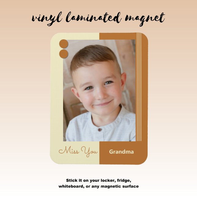 Ímã Brown e creme sentem sua foto de vovó (Criador carregado)