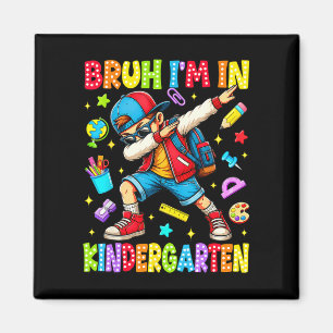 Imã Bruh no jardim de infância menino dabbing estudant