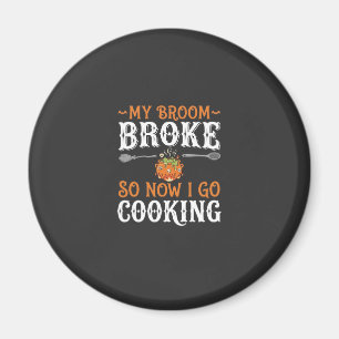Imã Bruxa de Halloween Cozinhando com Cabo de Vassoura