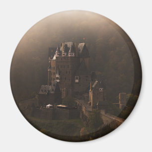 Imã Burg Eltz castelo no nevoeiro da manhã