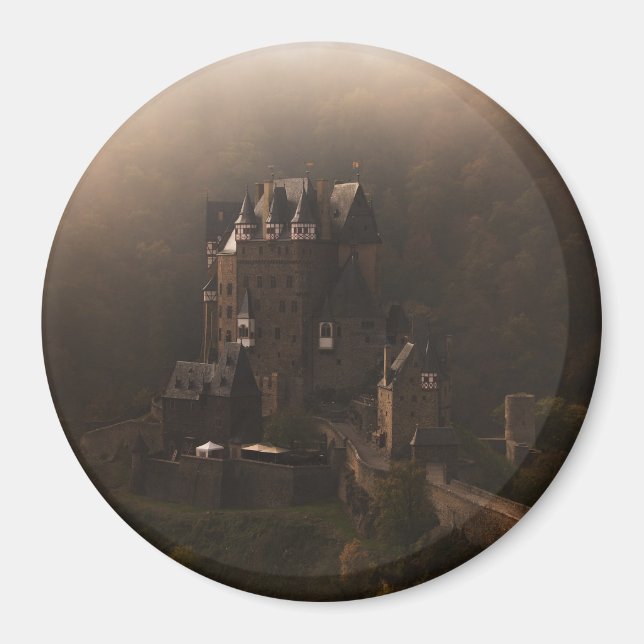 Imã Burg Eltz castelo no nevoeiro da manhã (Frente)