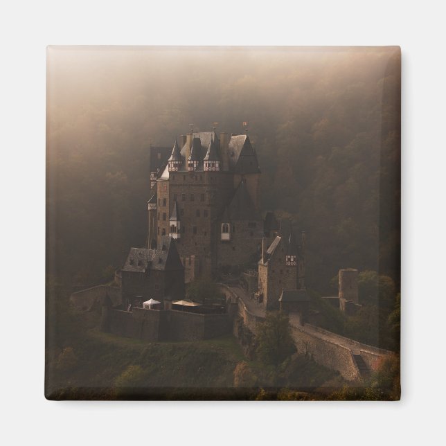 Imã Burg Eltz castelo no nevoeiro da manhã (Frente)