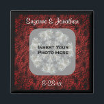Imã Burgundy Daisies Wedding Photo Personalized<br><div class="desc">Elegant textured effect burgundy daisies floral design frame save the date wedding announcement favor refrigerator magnet. Ready for your special photo. Fill in your information in the template. Make more changes to text and font size, style, and color by clicking on Customize. Add your photo by clicking on Change and...</div>