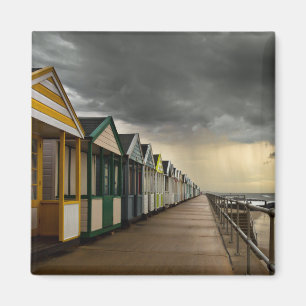 Imã Cabanas da praia em uma tempestade Southwold do