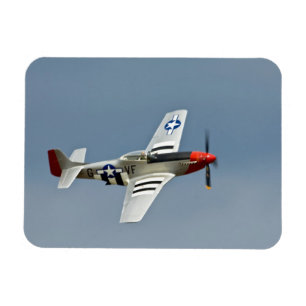 Ímã Caça P-51D Mustang com marcações do Dia-D voando