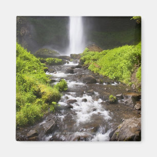 Imã Cachoeira e rio borrados