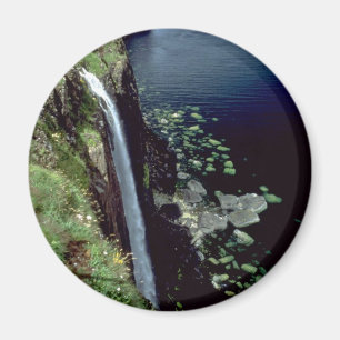 Imã Cachoeira sobre os penhascos da ilha de Skye, Sco