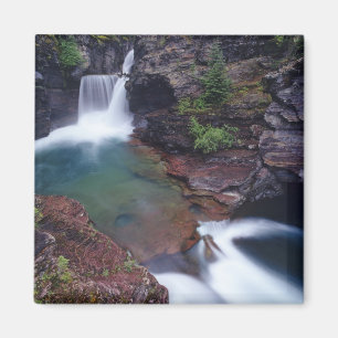 Imã Cachoeira St Mary no Parque Nacional Glacier em