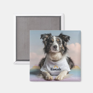 Imã Cachorro Cachorro em Camisa "Namaste" em um Ioga M