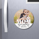 Imã Cachorro Mãe Feliz Aniversário Moderno Foto Person<br><div class="desc">Cachorro Mãe Feliz Aniversário Moderno Personalizado Fotografias Magnets. Este design moderno apresenta uma cobertura de texto branco "MOM" em sua foto favorita em um fundo branco com o texto editável "Feliz Aniversário (seu texto e nome)" é escrito em tipografia moderna, destacada por estampas de pata. Personalize o texto editando a...</div>