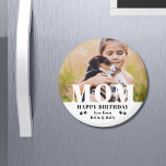 Imã Cachorro Mãe Feliz Aniversário Moderno Foto Person<br><div class="desc">Cachorro Mãe Feliz Aniversário Moderno Personalizado Fotografias Magnets. Este design moderno apresenta uma cobertura de texto branco "MOM" em sua foto favorita em um fundo branco com o texto editável "Feliz Aniversário (seu texto e nome)" é escrito em tipografia moderna, destacada por estampas de pata. Personalize o texto editando a...</div>