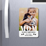 Ímã Cachorro Mãe Feliz Aniversário Moderno Foto Person<br><div class="desc">Cachorro Mãe Feliz Aniversário Moderno Personalizado Fotografias Magnets. Este design moderno apresenta uma cobertura de texto branco "MOM" em sua foto favorita em um fundo branco com o texto editável "Feliz Aniversário (seu texto e nome)" é escrito em tipografia moderna, destacada por estampas de pata. Personalize o texto editando a...</div>