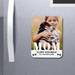 Ímã Cachorro Mãe Feliz Aniversário Moderno Foto Person<br><div class="desc">Cachorro Mãe Feliz Aniversário Moderno Personalizado Fotografias Magnets. Este design moderno apresenta uma cobertura de texto branco "MOM" em sua foto favorita em um fundo branco com o texto editável "Feliz Aniversário (seu texto e nome)" é escrito em tipografia moderna, destacada por estampas de pata. Personalize o texto editando a...</div>
