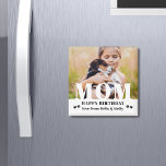 Imã Cachorro Mãe Feliz Aniversário Moderno Foto Person<br><div class="desc">Cachorro Mãe Feliz Aniversário Moderno Personalizado Fotografias Magnets. Este design moderno apresenta uma cobertura de texto branco "MOM" em sua foto favorita em um fundo branco com o texto editável "Feliz Aniversário (seu texto e nome)" é escrito em tipografia moderna, destacada por estampas de pata. Personalize o texto editando a...</div>