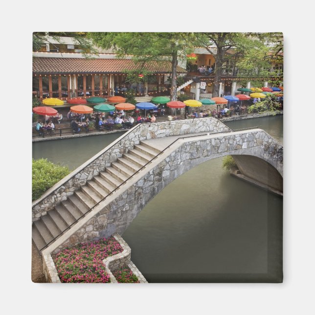 Imã Café ao ar livre ao longo da River Walk e ponte so (Frente)