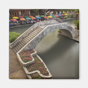 Imã Café ao ar livre ao longo da River Walk e ponte so