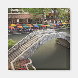 Imã Café ao ar livre ao longo do rio Walk e ponte sob